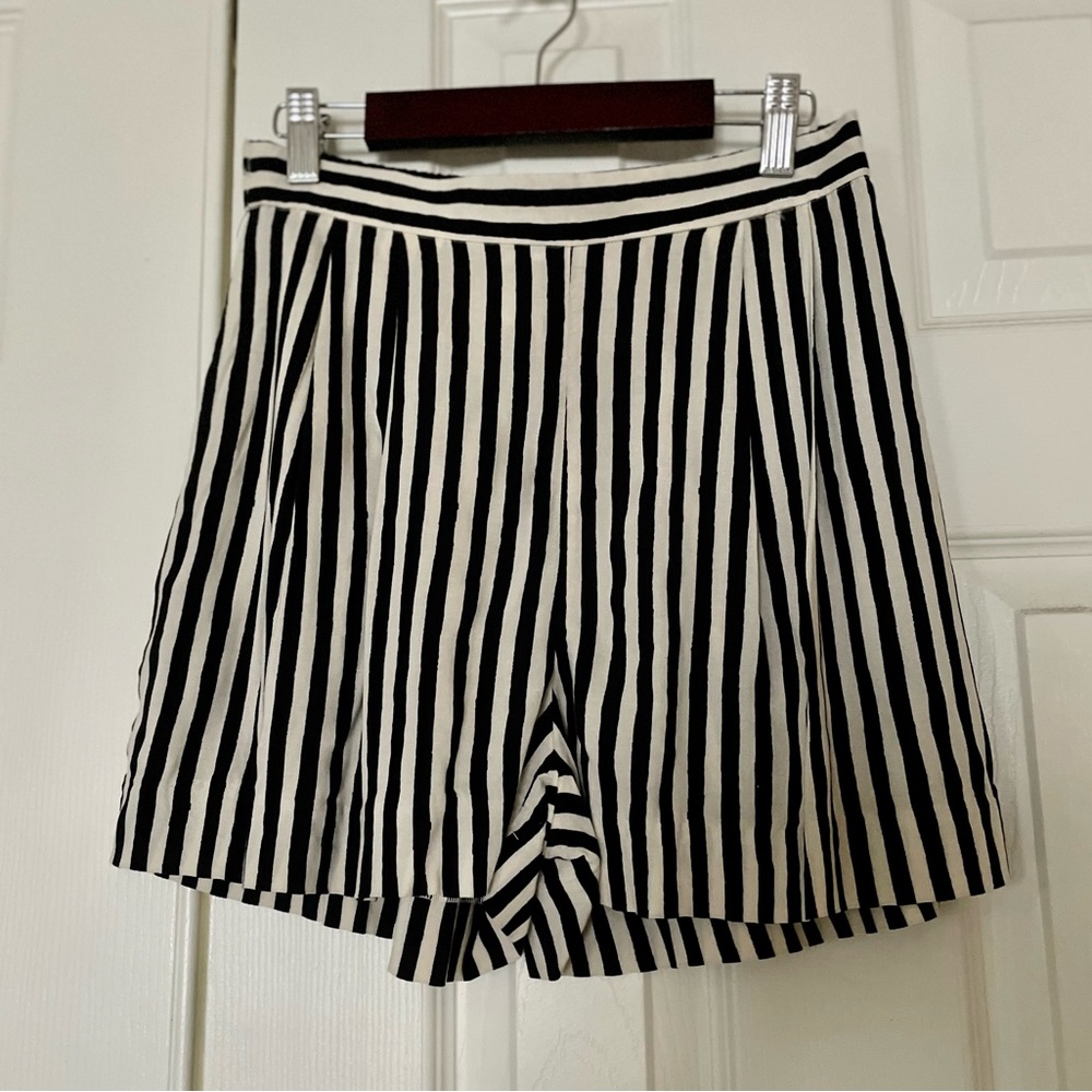 H&M White & Black Striped Elastic Waist Pull On Shorts- Size 4